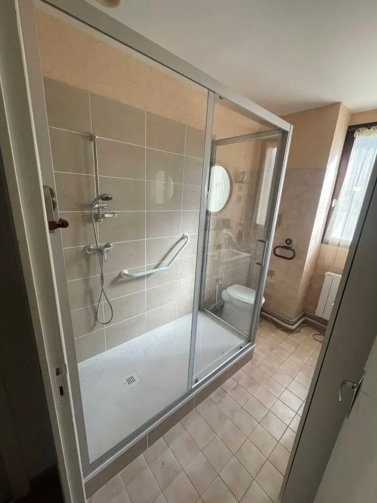 douche-avec-rampe-securisee